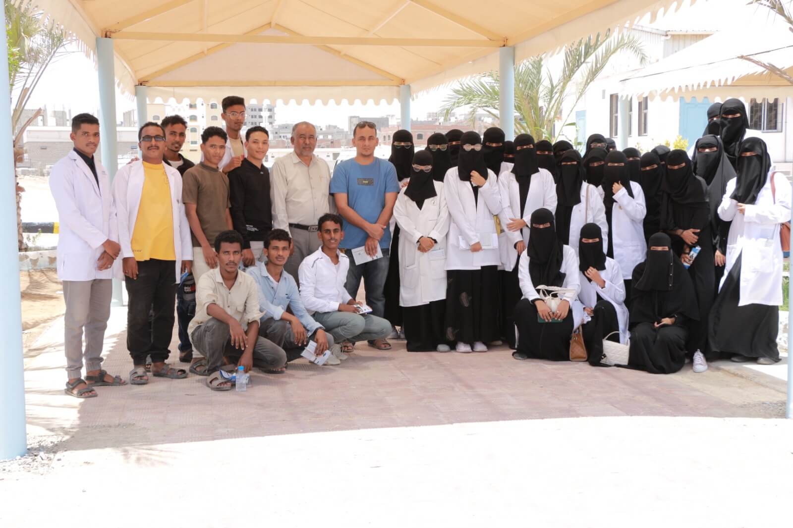 Mahasiswa teknologi laboratorium dan farmasi dari Institut Ilmu Kedokteran Al-Shahr mengunjungi Universitas Sains dan Teknologi di Mukalla